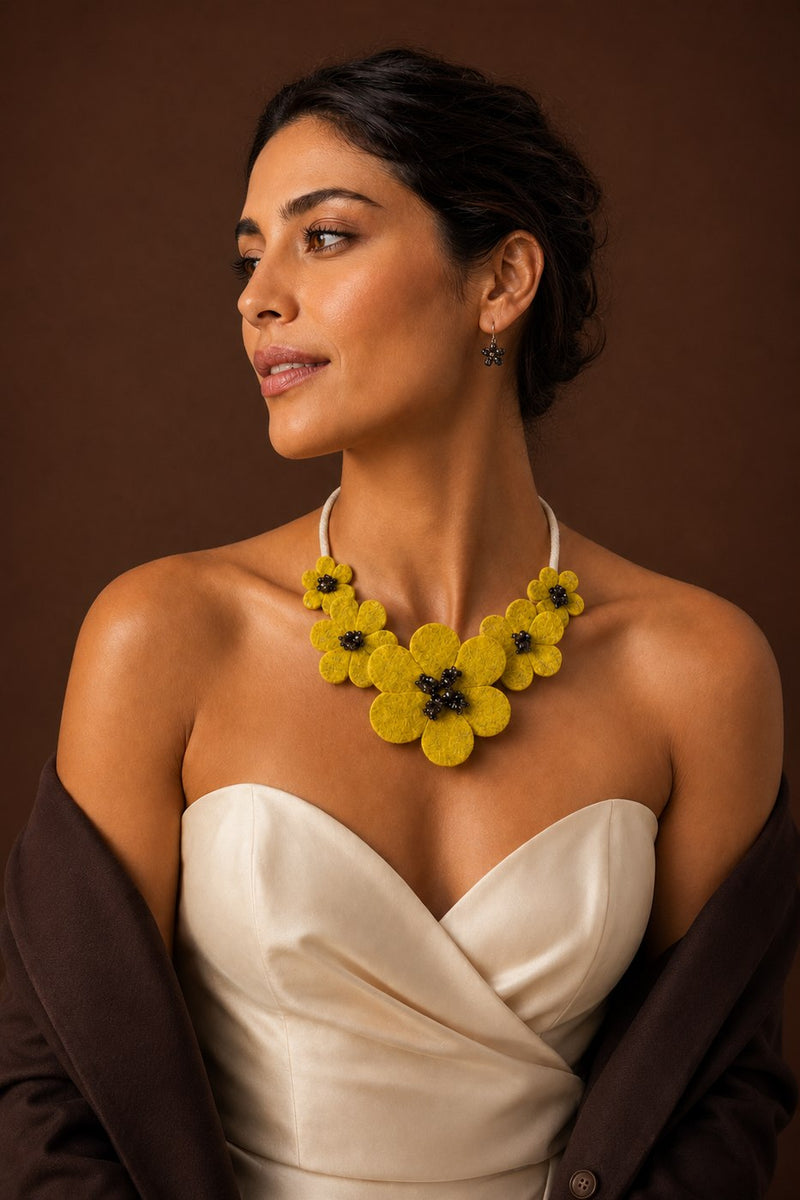 Collar · Amarillo Flor — en modelo