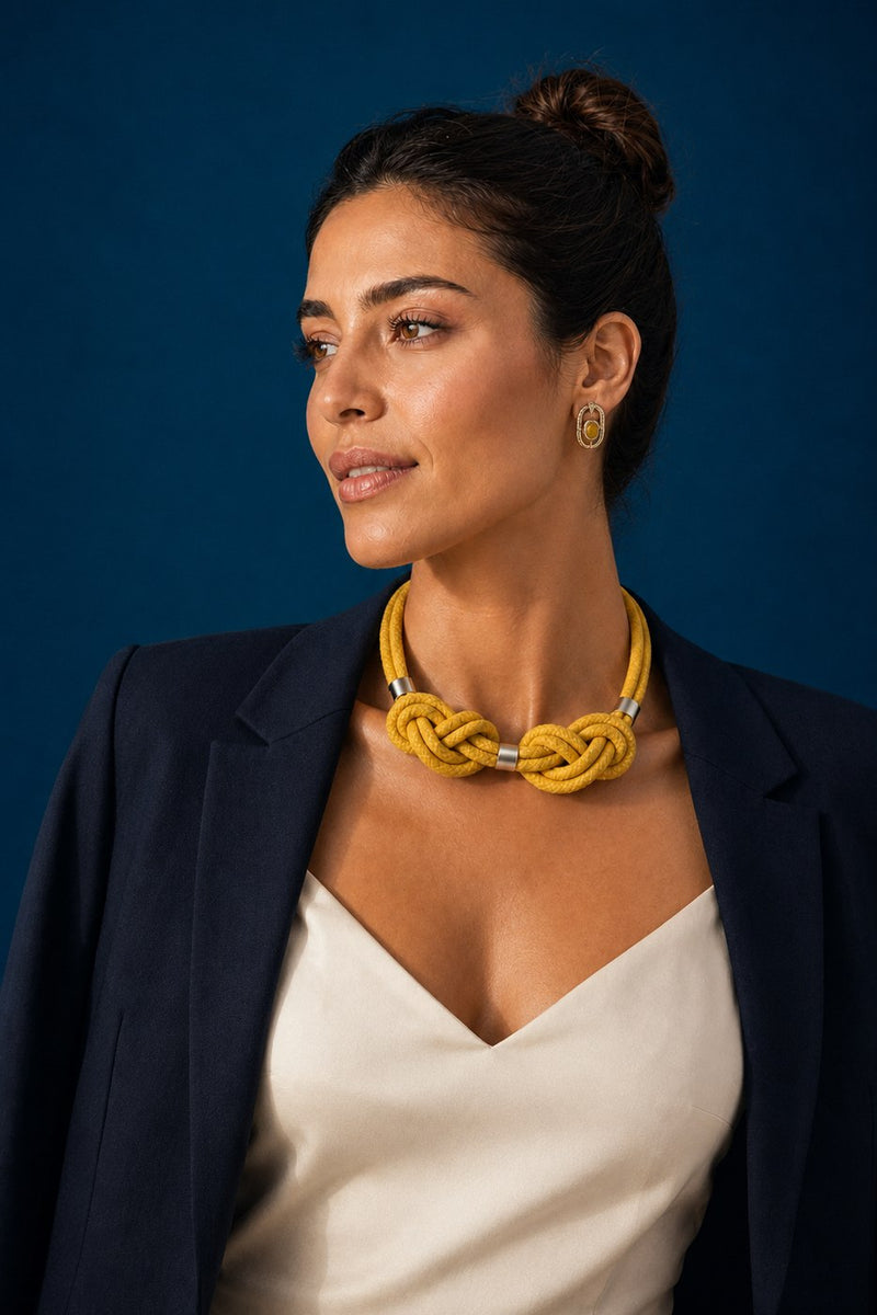 Collar · Amarillo — en modelo