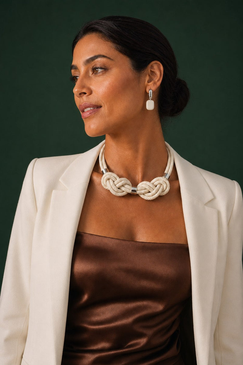 Collar · Crema — en modelo