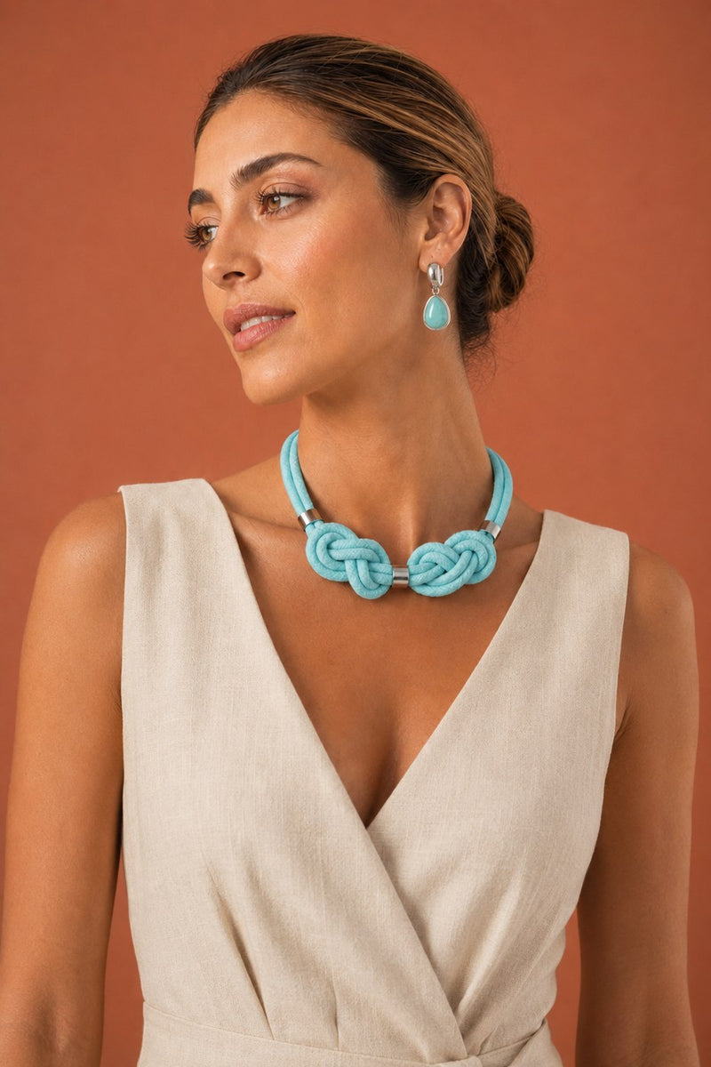 Collar · Turquesa — en modelo
