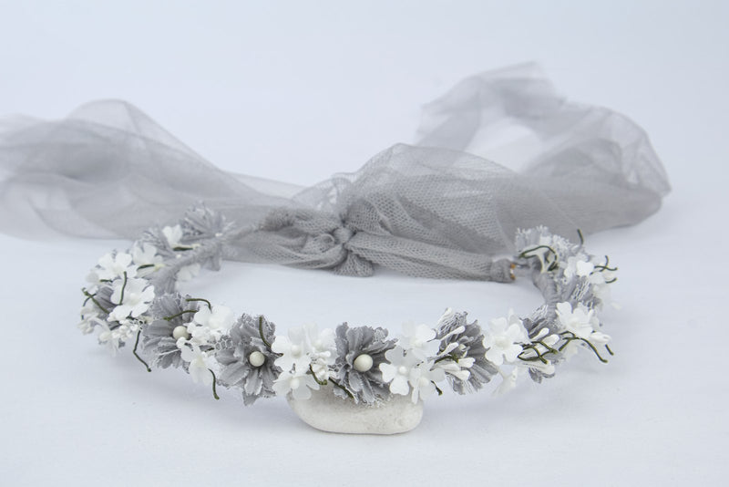 Corona de flores de tela en blanco y gris perla con tul de atar