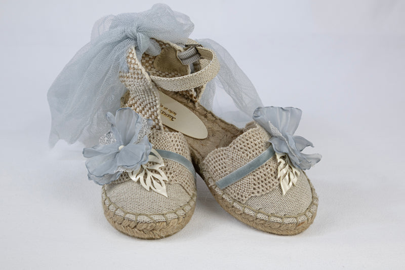 -OFERTA- Alpargata de ceremonia en malla natural — flor gris
