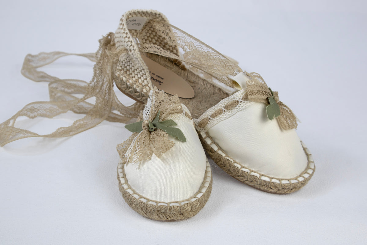 -OFERTA-  Alpargata de ceremonia — flor de puntilla y hoja verde