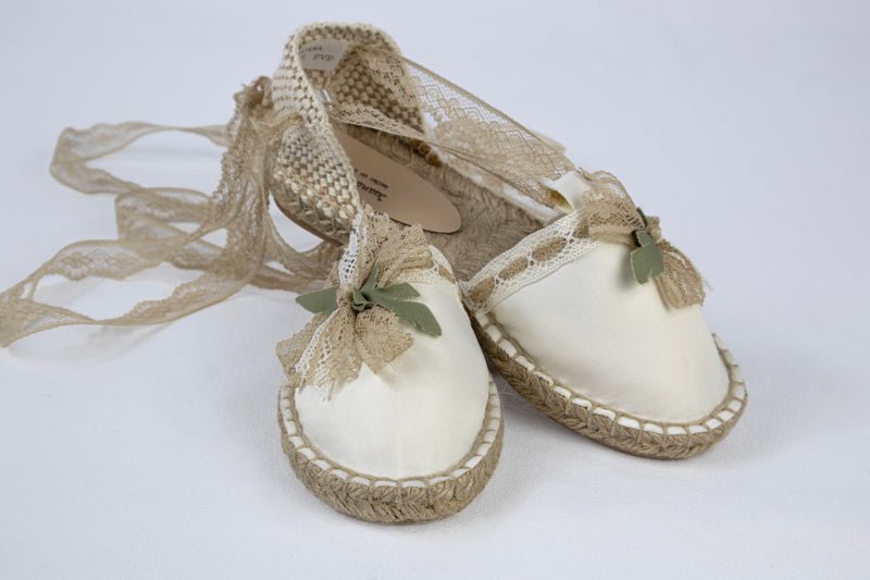 -OFERTA-  Alpargata de ceremonia — flor de puntilla y hoja verde
