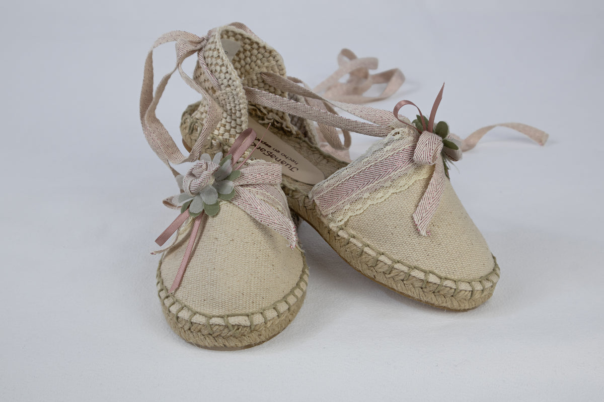 -OFERTA- Alpargata en lino marfil — flor y detalles en marfil y rosa