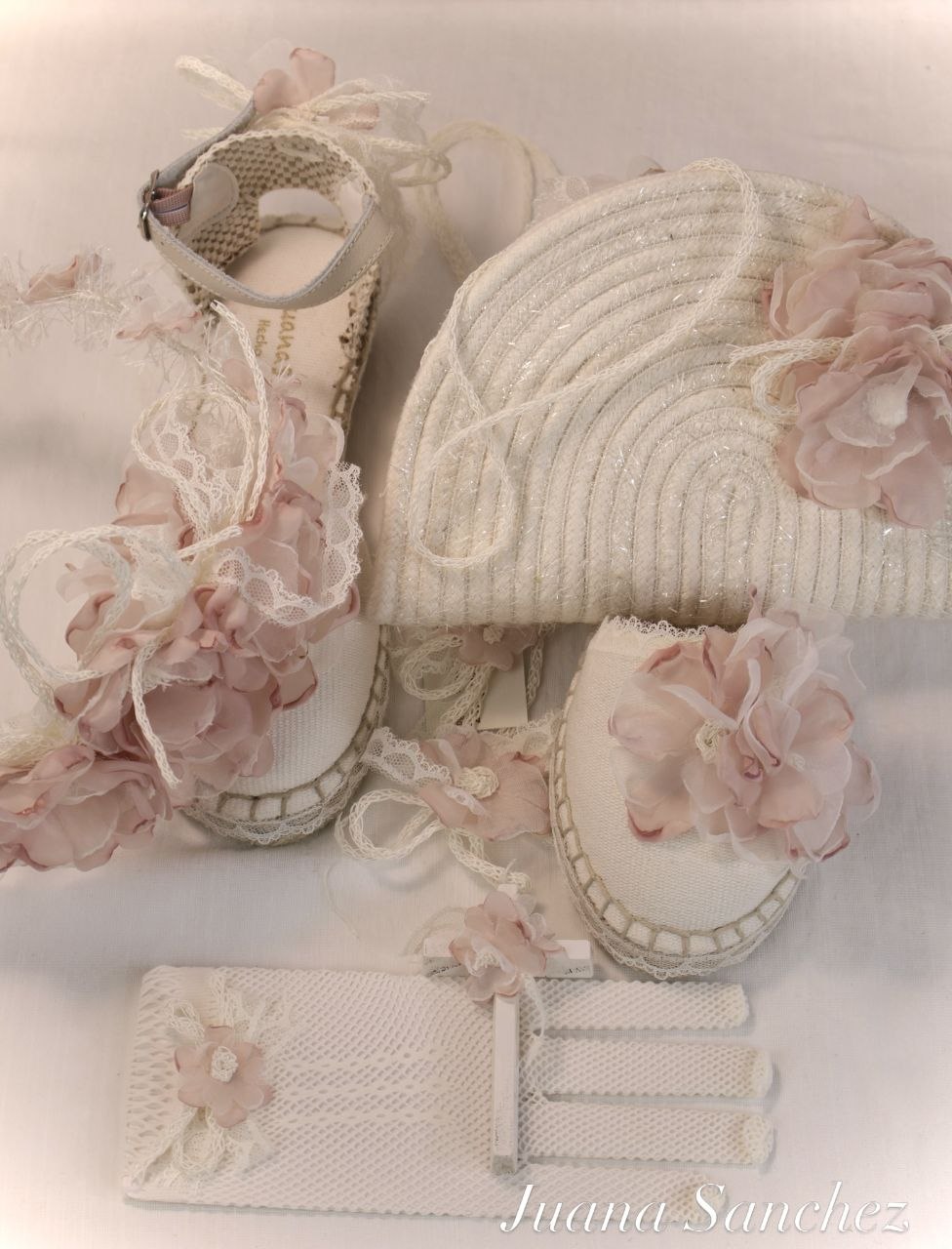 Conjunto completo de comunión rosa empolvado: esparteñas, capazo y guantes de encaje — Juana Sánchez