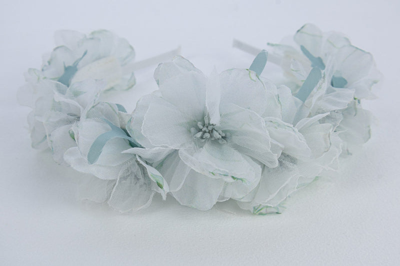 Diadema de ceremonia con flores mint hecha a mano — Juana Sánchez