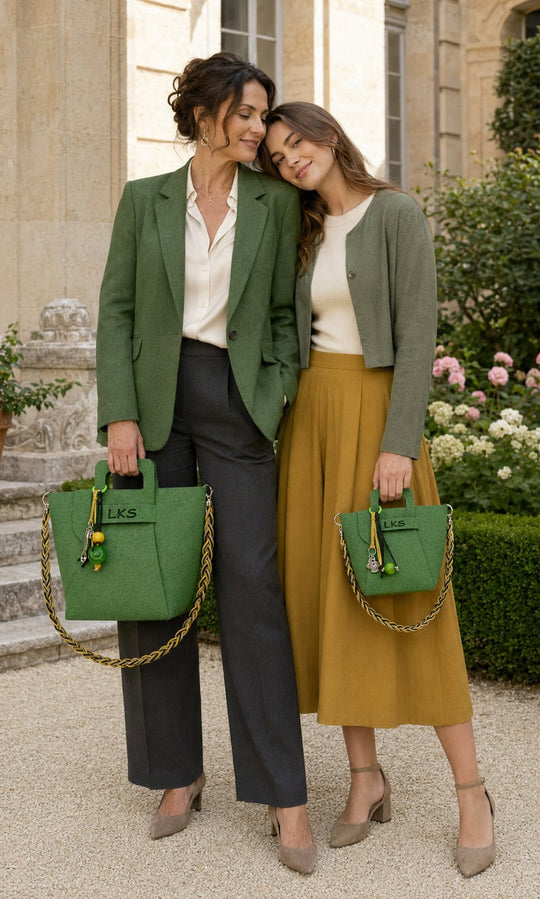 Dos mujeres con bolsos Lolikas verdes en un jardín