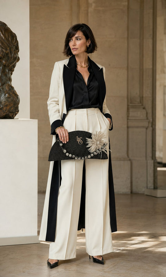 Mujer con clutch media luna negro Lolikas con flor