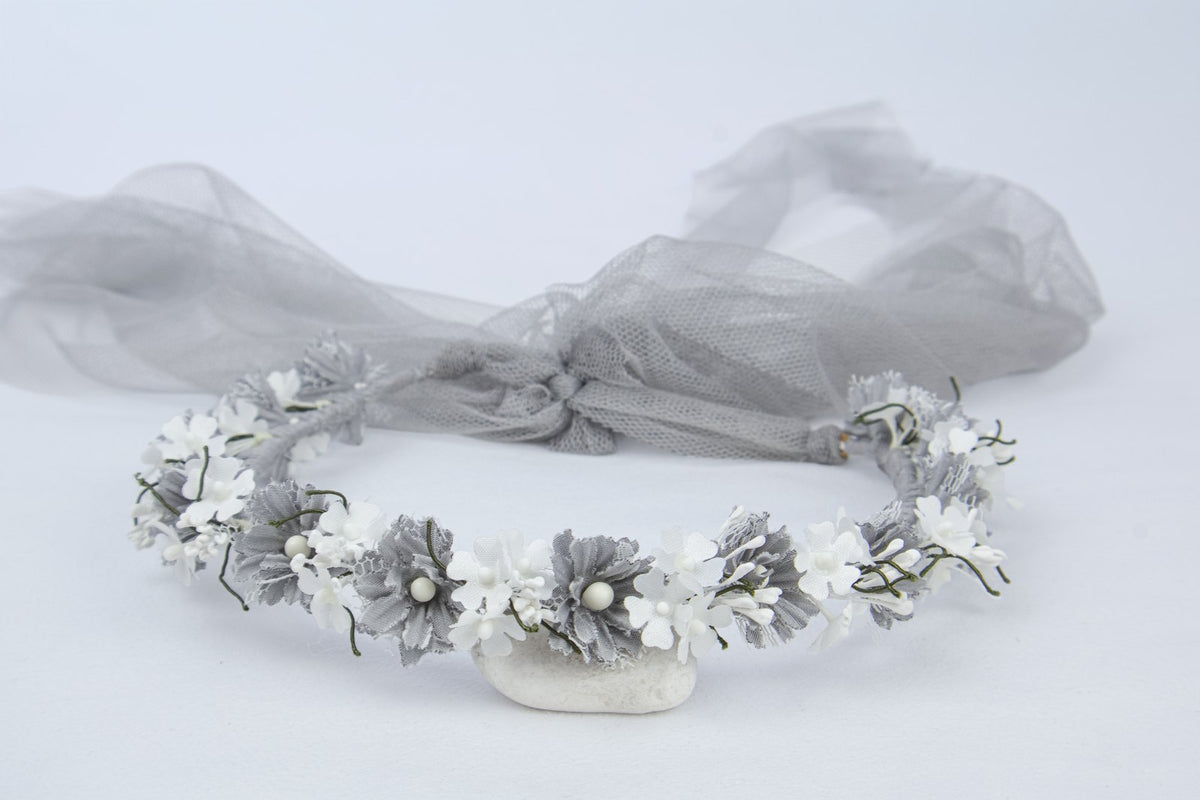 Corona de flores de tela en blanco y gris perla con tul de atar